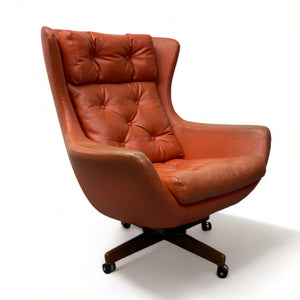 buttoned lounge chair